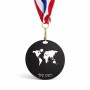 מדליה מעץ בעיצוב אישי עם השם שלך בעיצוב מפת העולם גודל 6.5 × 6.5 ס"מ