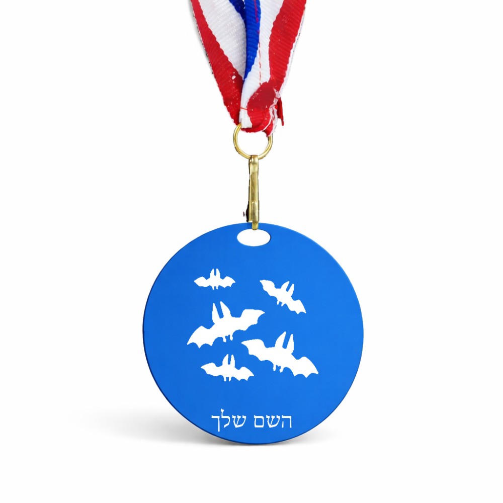 מדליה מעץ בעיצוב אישי עם השם שלך בעיצוב עטלפים גודל 6.5 × 6.5 ס"מ