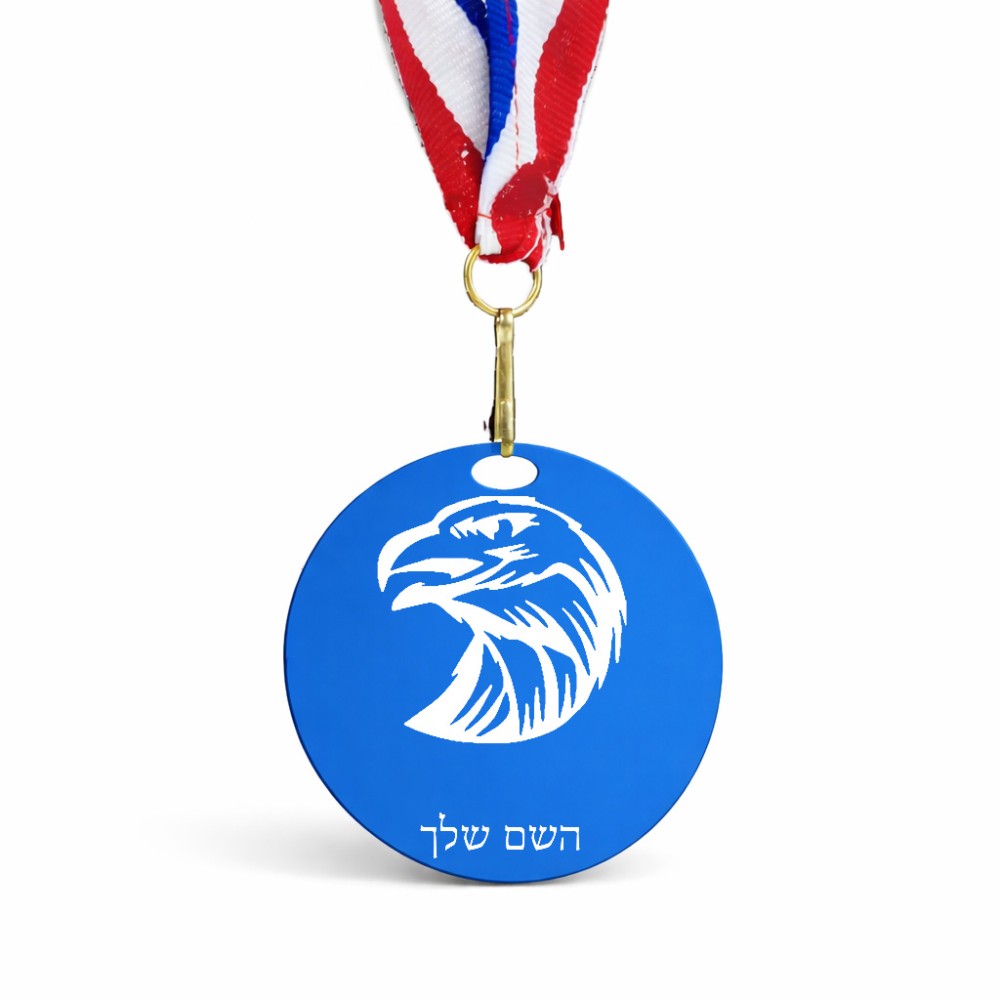 מדליה מעץ בעיצוב אישי עם השם שלך בעיצוב ראש נשר גודל 6.5 × 6.5 ס"מ