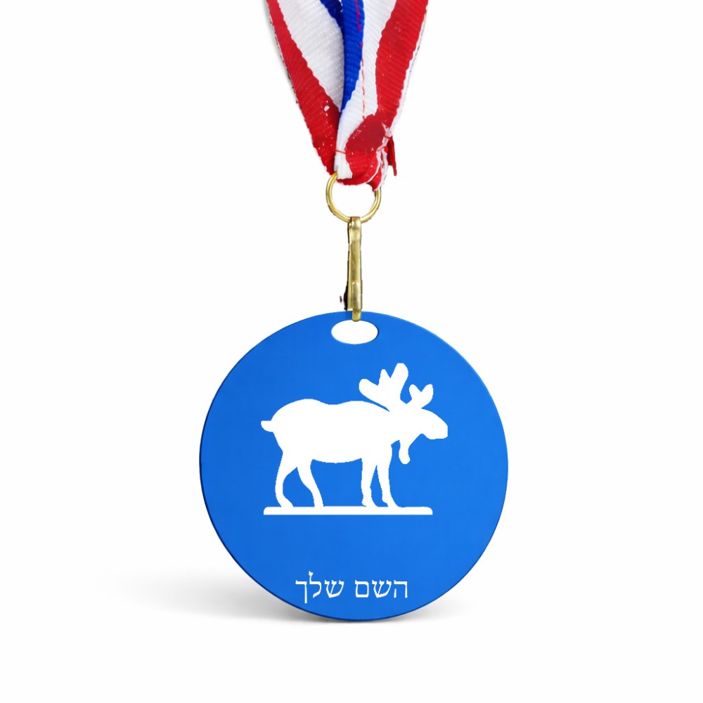 מדליה מעץ בעיצוב אישי עם השם שלך בעיצוב דישון גודל 6.5 × 6.5 ס"מ