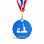 מדליה מעץ בעיצוב אישי עם השם שלך בעיצוב ג'ירפה באפריקה גודל 6.5 × 6.5 ס"מ