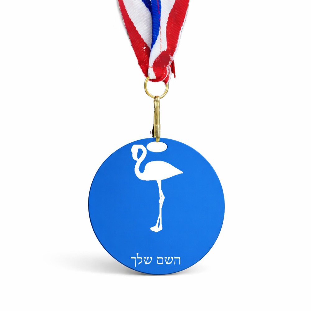 מדליה מעץ בעיצוב אישי עם השם שלך בעיצוב אנפה גודל 6.5 × 6.5 ס"מ