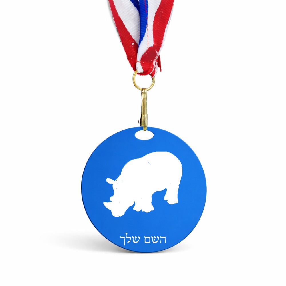 מדליה מעץ בעיצוב אישי עם השם שלך בעיצוב קרנף גודל 6.5 × 6.5 ס"מ