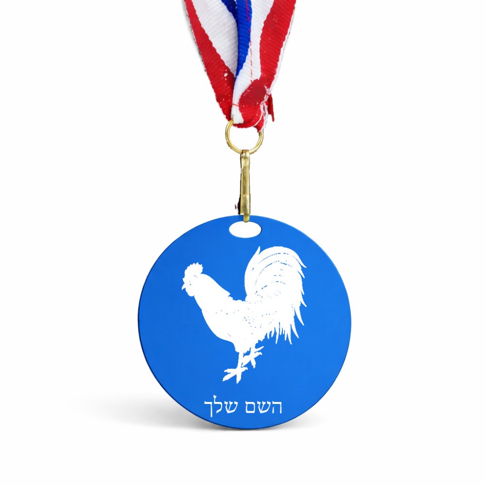 מדליה מעץ בעיצוב אישי עם השם שלך בעיצוב תרנגול גודל 6.5 × 6.5 ס"מ