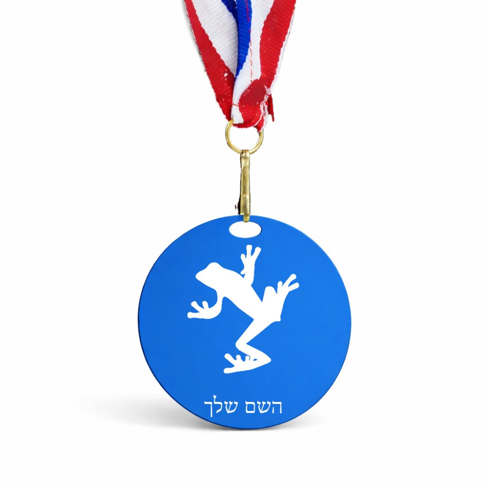 מדליה מעץ בעיצוב אישי עם השם שלך בעיצוב צפרדע טרופית גודל 6.5 × 6.5 ס"מ