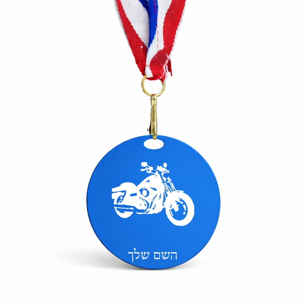 מדליה מעץ בעיצוב אישי עם השם שלך בעיצוב הארלי-דיווידסון גודל 6.5 × 6.5 ס"מ