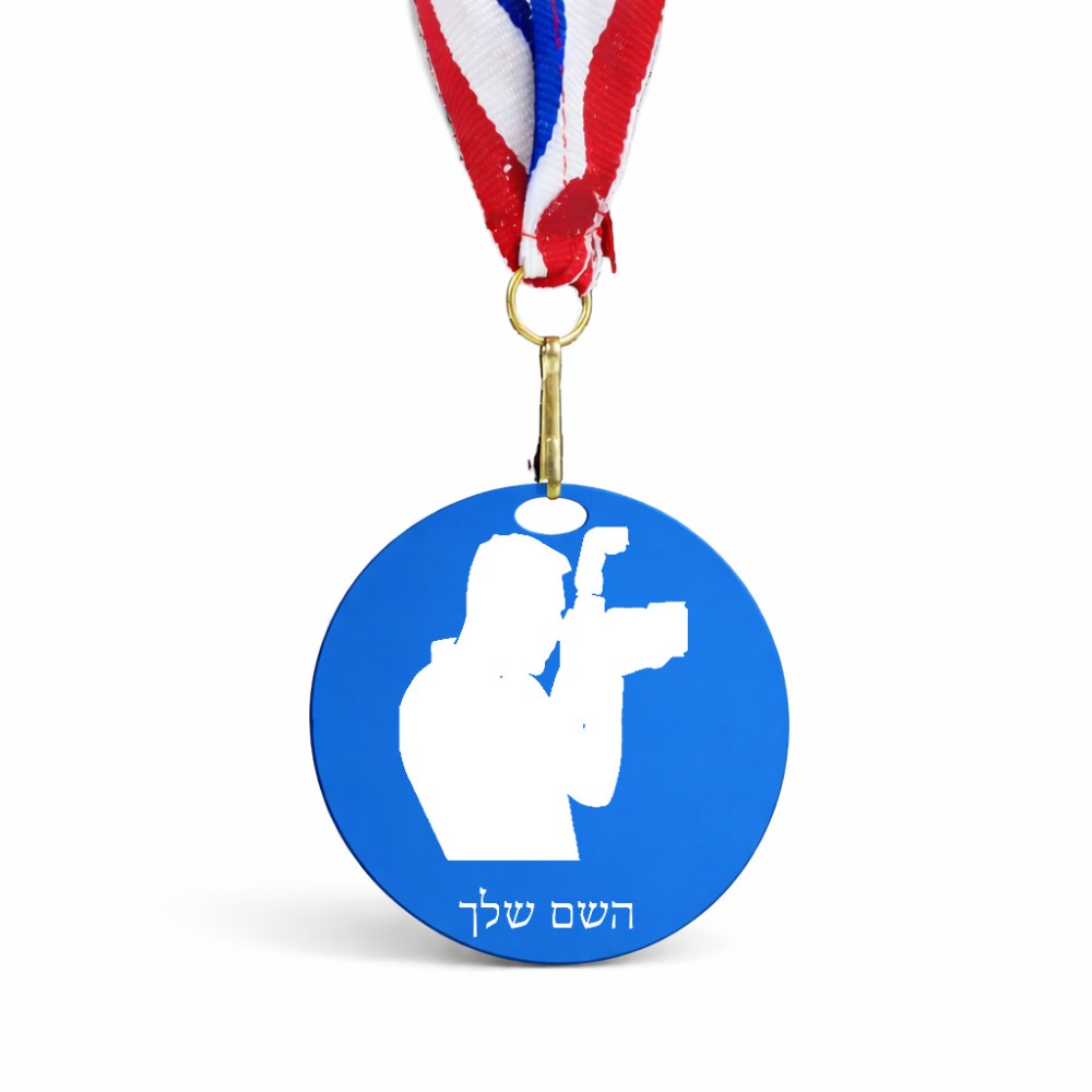 מדליה מעץ בעיצוב אישי עם השם שלך בעיצוב צלם - גברים גודל 6.5 × 6.5 ס"מ