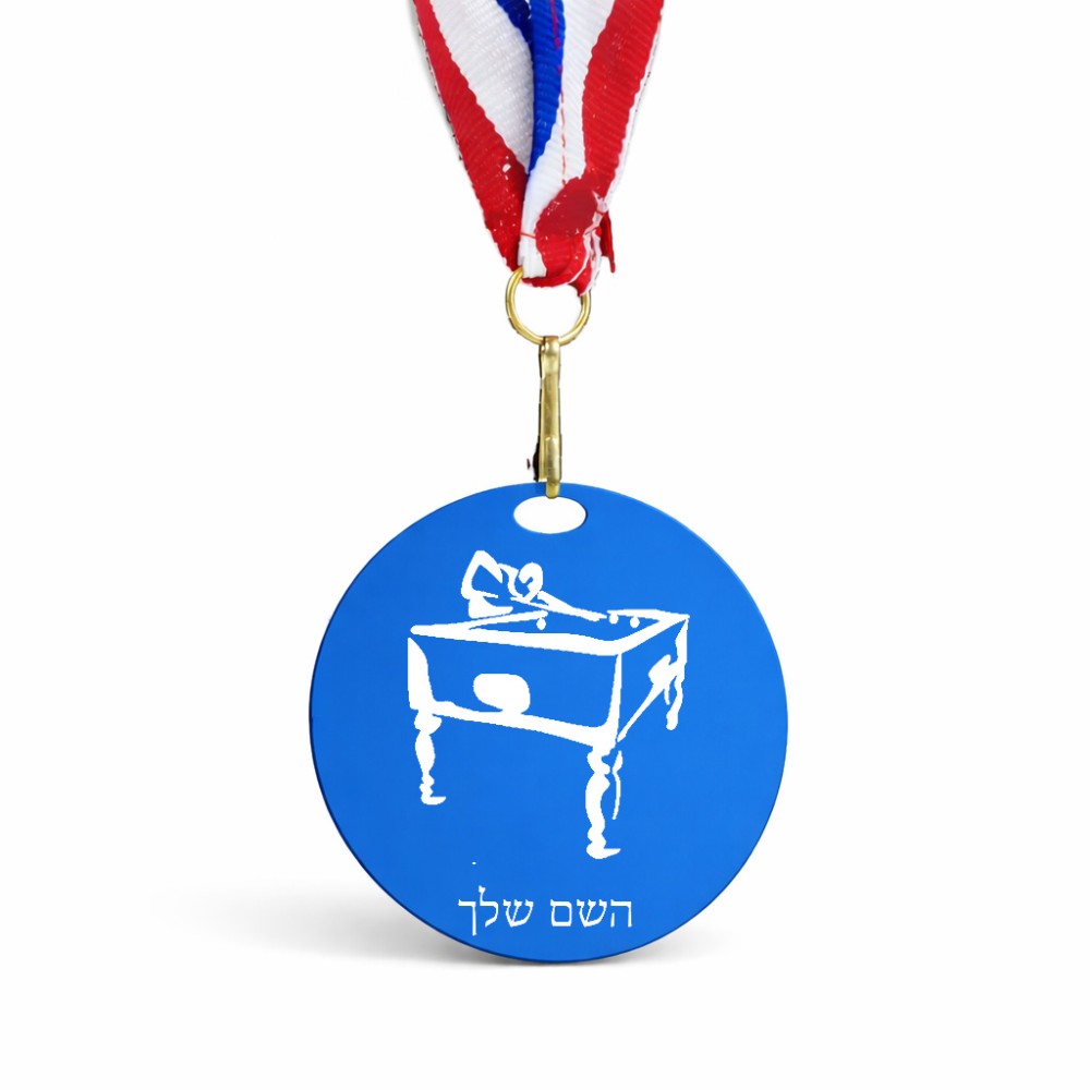 מדליה מעץ בעיצוב אישי עם השם שלך בעיצוב שחקן ביליארד גודל 6.5 × 6.5 ס"מ