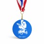 מדליה מעץ בעיצוב אישי עם השם שלך בעיצוב עגלת תינוק גודל 6.5 × 6.5 ס"מ