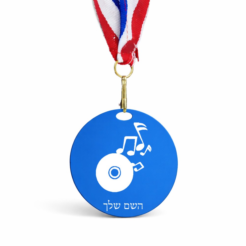 מדליה מעץ בעיצוב אישי עם השם שלך בעיצוב תקליטור - אזור מוזיקה גודל 6.5 × 6.5 ס"מ