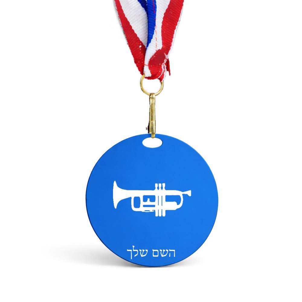 מדליה מעץ בעיצוב אישי עם השם שלך בעיצוב חצוצרה גודל 6.5 × 6.5 ס"מ