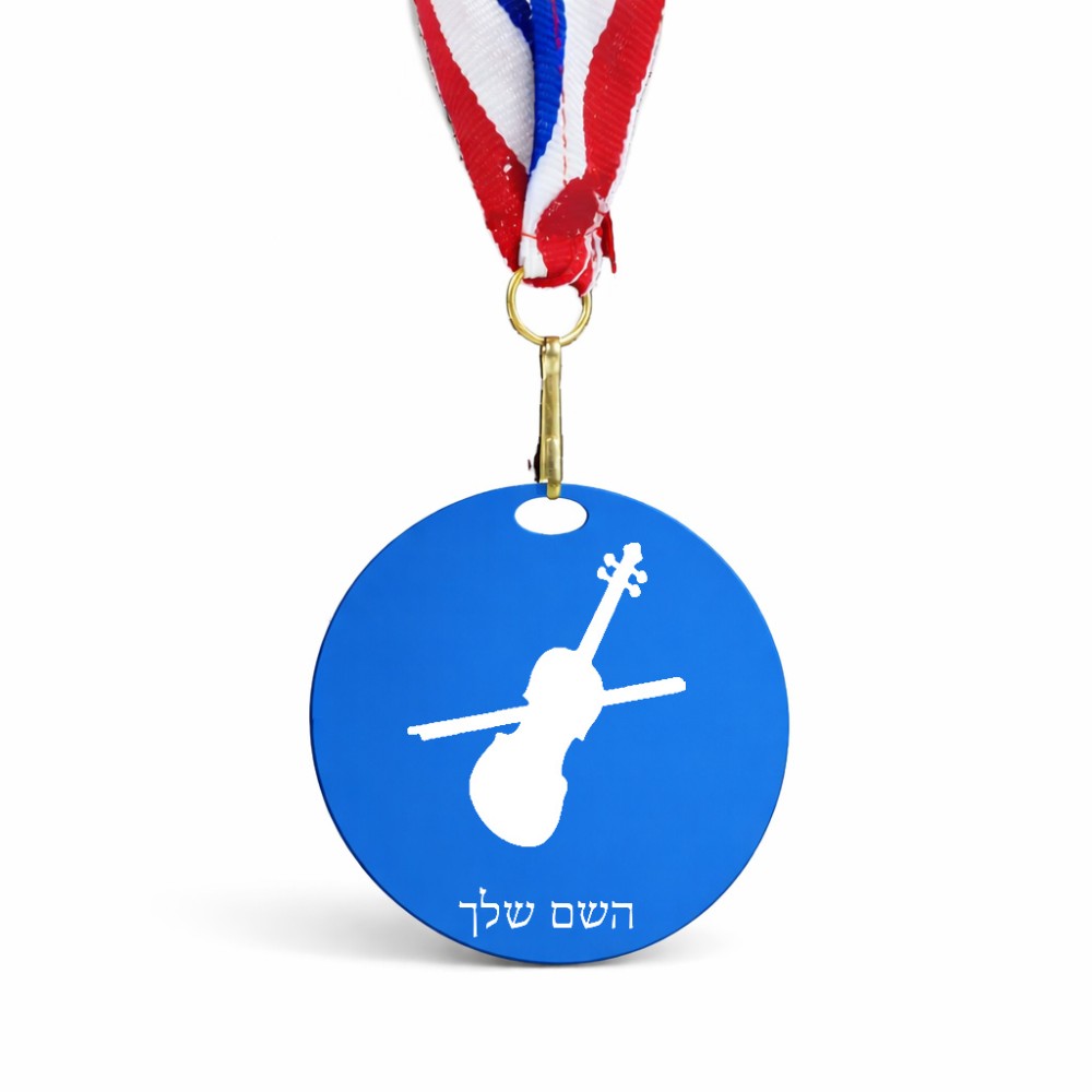 מדליה מעץ בעיצוב אישי עם השם שלך בעיצוב כינור גודל 6.5 × 6.5 ס"מ