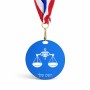 מדליה מעץ בעיצוב אישי עם השם שלך בעיצוב מזלות - מאזניים גודל 6.5 × 6.5 ס"מ