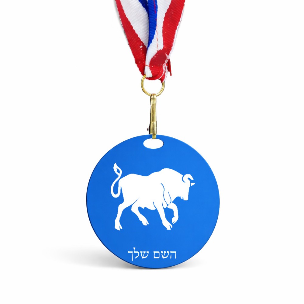 מדליה מעץ בעיצוב אישי עם השם שלך בעיצוב מזלות - שור גודל 6.5 × 6.5 ס"מ