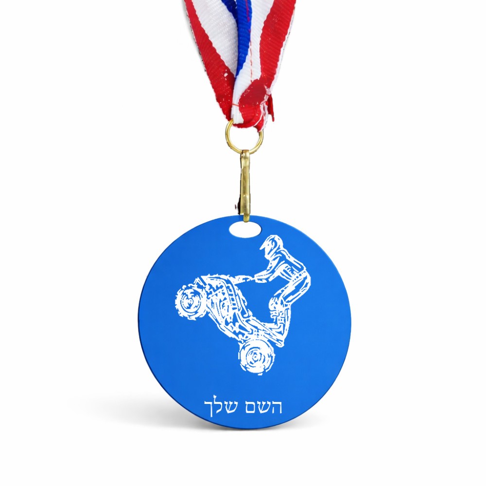 מדליה מעץ בעיצוב אישי עם השם שלך בעיצוב רוכב טרקטורונים גודל 6.5 × 6.5 ס"מ