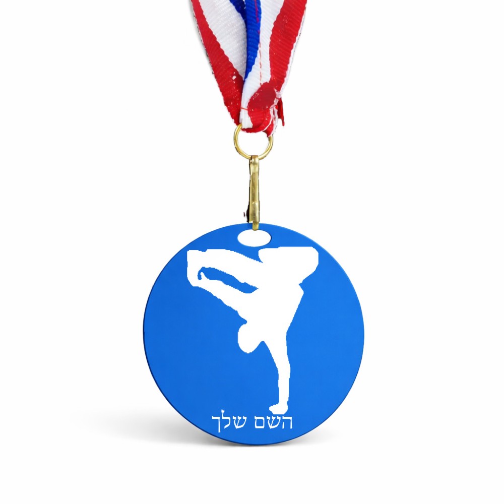 מדליה מעץ בעיצוב אישי עם השם שלך בעיצוב ברייקדאנס גודל 6.5 × 6.5 ס"מ