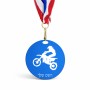 מדליה מעץ בעיצוב אישי עם השם שלך בעיצוב מוטוקרוס גודל 6.5 × 6.5 ס"מ