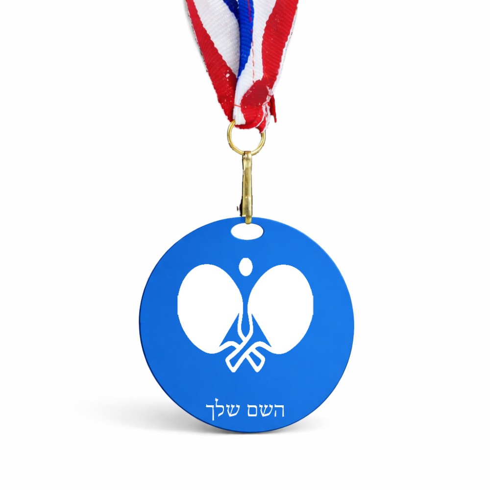 מדליה מעץ בעיצוב אישי עם השם שלך בעיצוב פינג פונג גודל 6.5 × 6.5 ס"מ