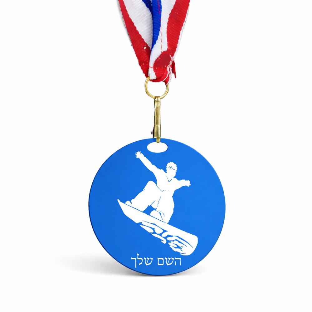 מדליה מעץ בעיצוב אישי עם השם שלך בעיצוב סנובורדיסט גודל 6.5 × 6.5 ס"מ