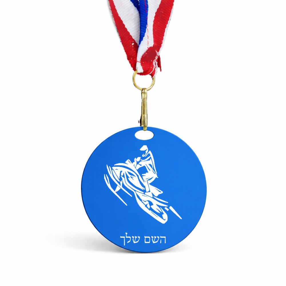 מדליה מעץ בעיצוב אישי עם השם שלך בעיצוב אופנוע שלג גודל 6.5 × 6.5 ס"מ
