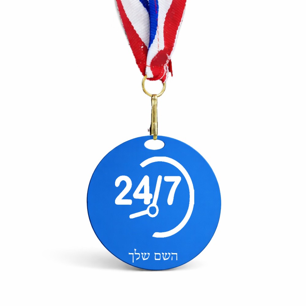 מדליה מעץ בעיצוב אישי עם השם שלך בעיצוב 24 ביולי גודל 6.5 × 6.5 ס"מ