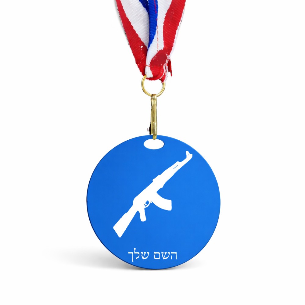 מדליה מעץ בעיצוב אישי עם השם שלך בעיצוב אק 47 גודל 6.5 × 6.5 ס"מ