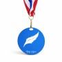 מדליה מעץ בעיצוב אישי עם השם שלך בעיצוב נוצת נוצה גודל 6.5 × 6.5 ס"מ
