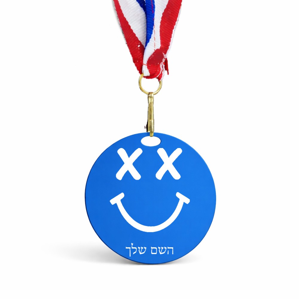 מדליה מעץ בעיצוב אישי עם השם שלך בעיצוב סמיילי גודל 6.5 × 6.5 ס"מ