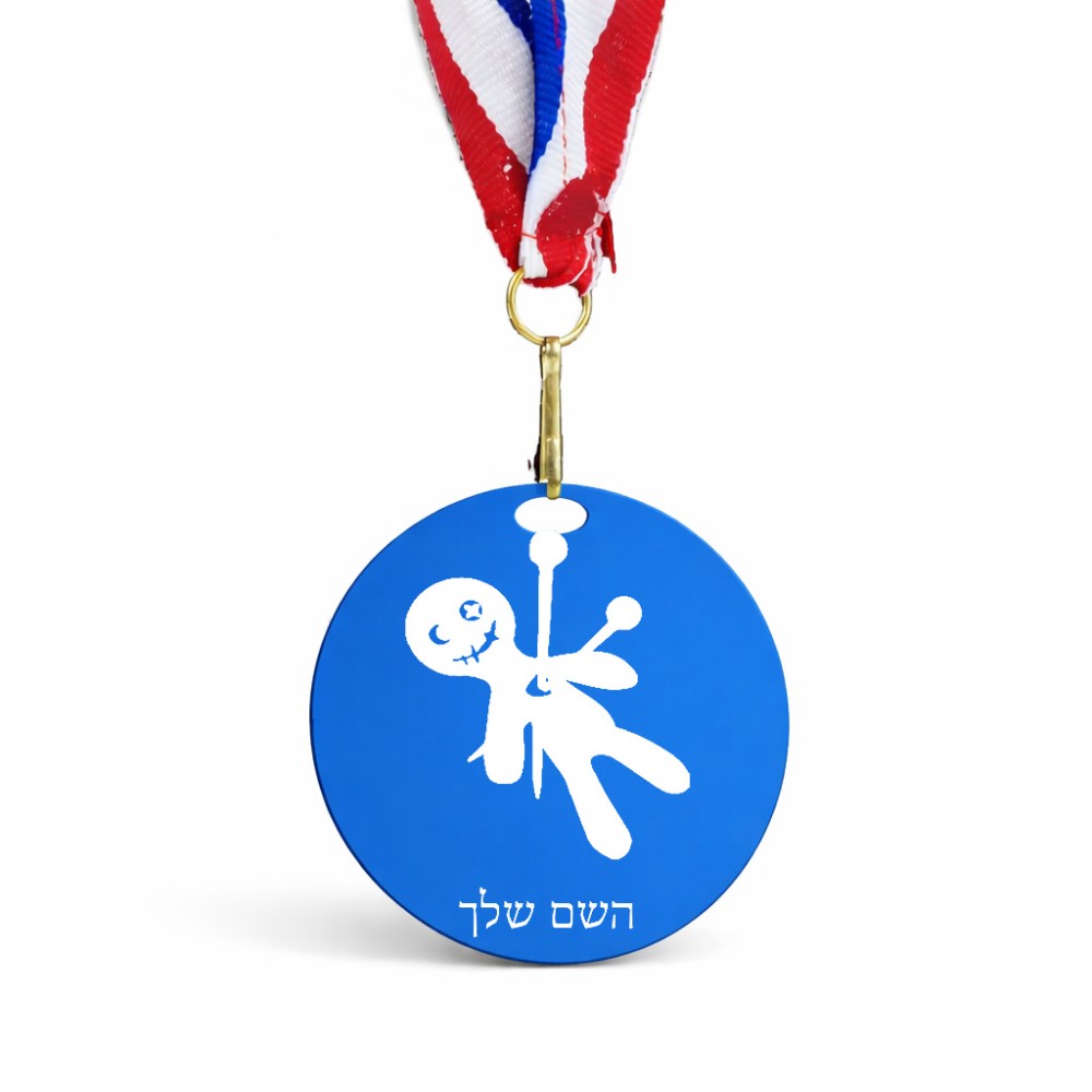 מדליה מעץ בעיצוב אישי עם השם שלך בעיצוב וודו גודל 6.5 × 6.5 ס"מ