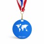 מדליה מעץ בעיצוב אישי עם השם שלך בעיצוב מפת העולם גודל 6.5 × 6.5 ס"מ