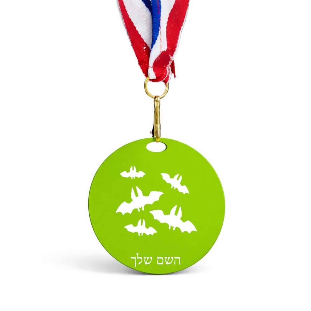 מדליה מעץ בעיצוב אישי עם השם שלך בעיצוב עטלפים גודל 6.5 × 6.5 ס"מ