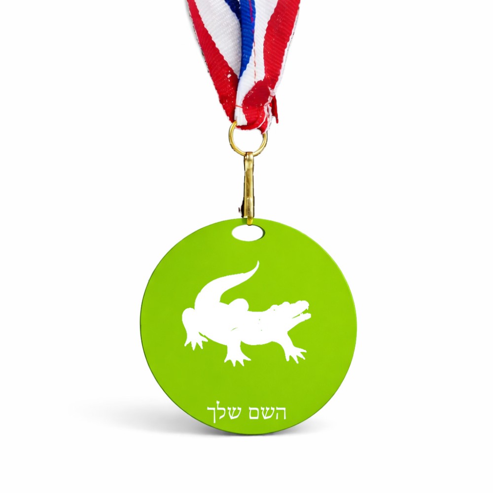 מדליה מעץ בעיצוב אישי עם השם שלך בעיצוב תנין גודל 6.5 × 6.5 ס"מ