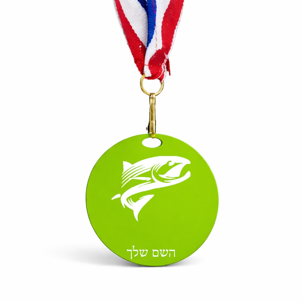 מדליה מעץ בעיצוב אישי עם השם שלך בעיצוב לדוג גודל 6.5 × 6.5 ס"מ