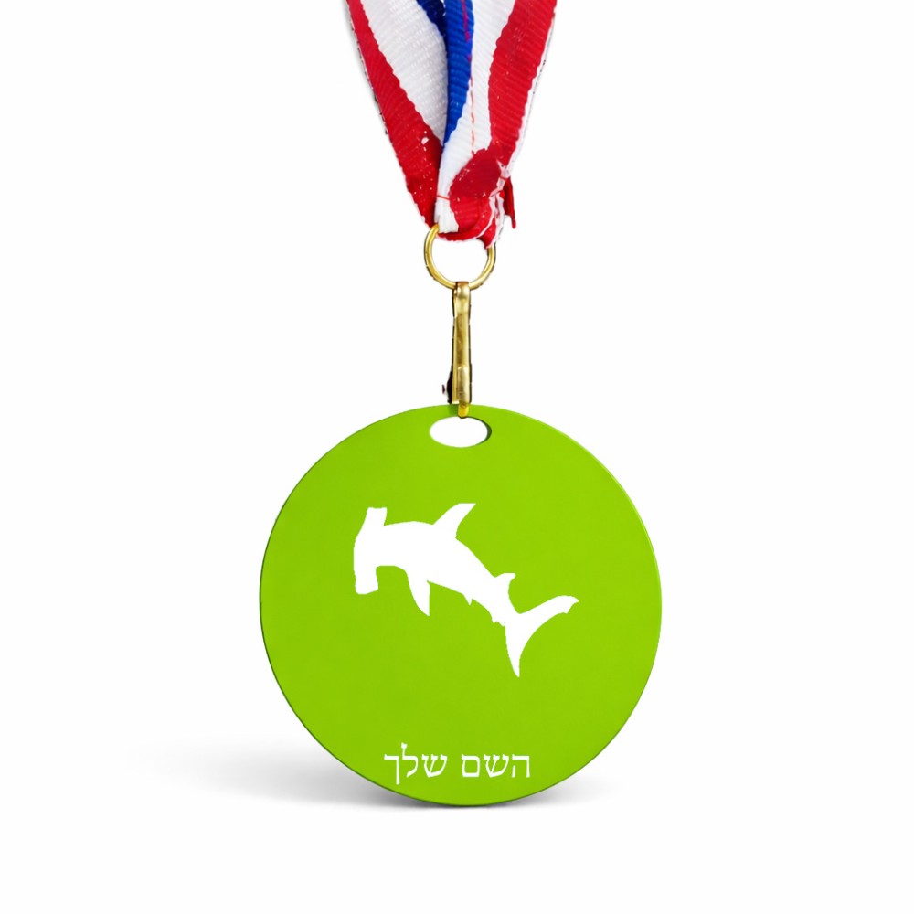 מדליה מעץ בעיצוב אישי עם השם שלך בעיצוב כריש ראש פטיש גודל 6.5 × 6.5 ס"מ