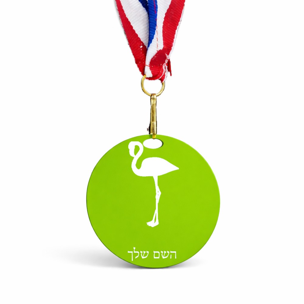 מדליה מעץ בעיצוב אישי עם השם שלך בעיצוב אנפה גודל 6.5 × 6.5 ס"מ