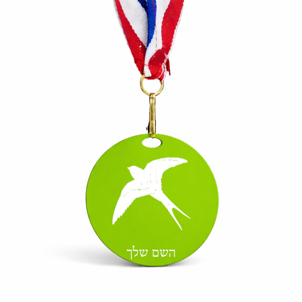מדליה מעץ בעיצוב אישי עם השם שלך בעיצוב לבלוע גודל 6.5 × 6.5 ס"מ