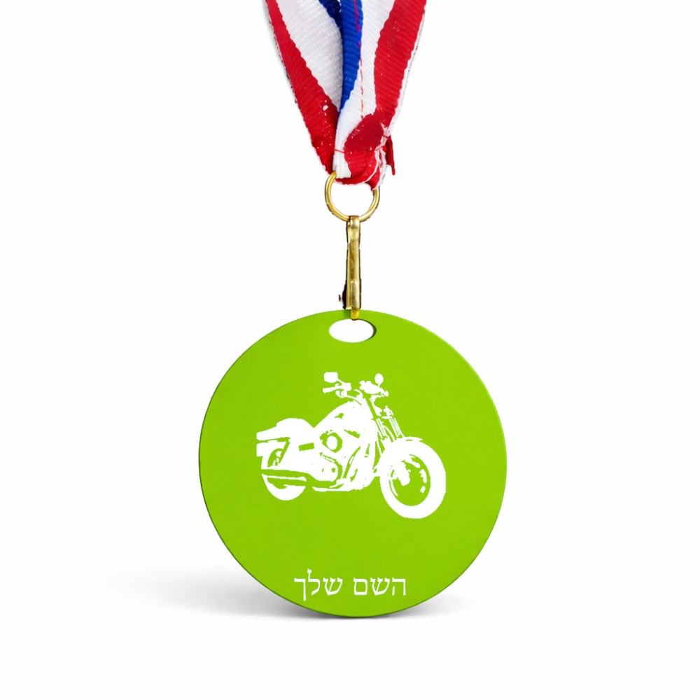 מדליה מעץ בעיצוב אישי עם השם שלך בעיצוב הארלי-דיווידסון גודל 6.5 × 6.5 ס"מ