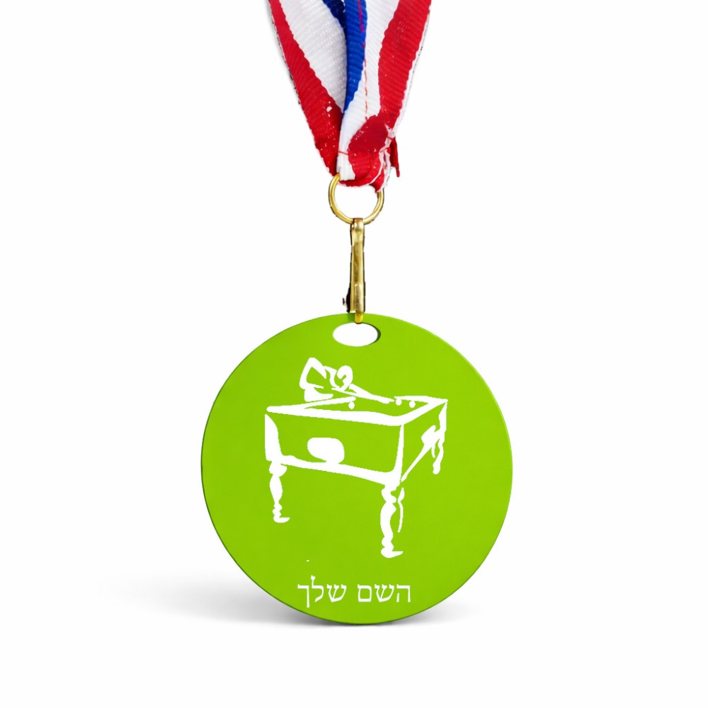 מדליה מעץ בעיצוב אישי עם השם שלך בעיצוב שחקן ביליארד גודל 6.5 × 6.5 ס"מ
