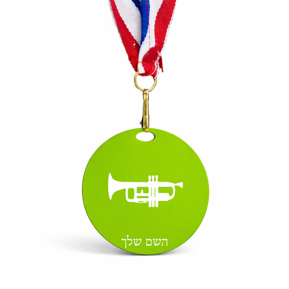 מדליה מעץ בעיצוב אישי עם השם שלך בעיצוב חצוצרה גודל 6.5 × 6.5 ס"מ