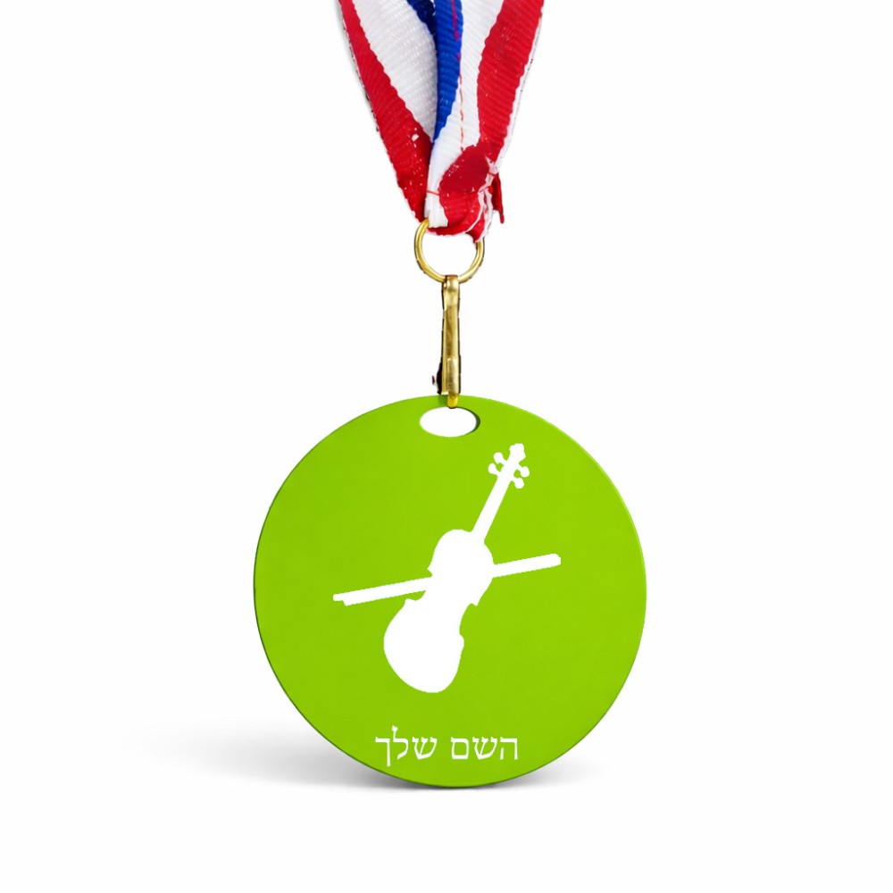 מדליה מעץ בעיצוב אישי עם השם שלך בעיצוב כינור גודל 6.5 × 6.5 ס"מ