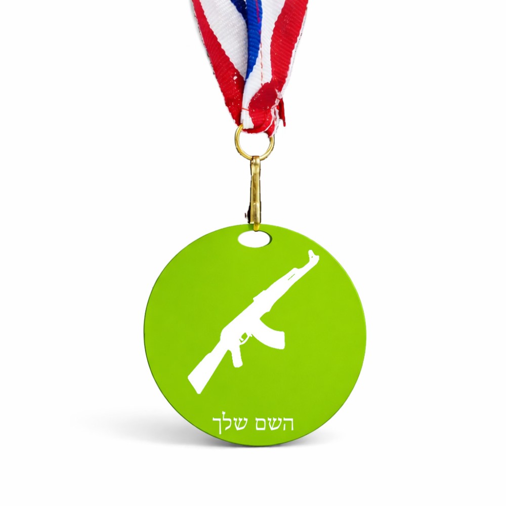 מדליה מעץ בעיצוב אישי עם השם שלך בעיצוב אק 47 גודל 6.5 × 6.5 ס"מ