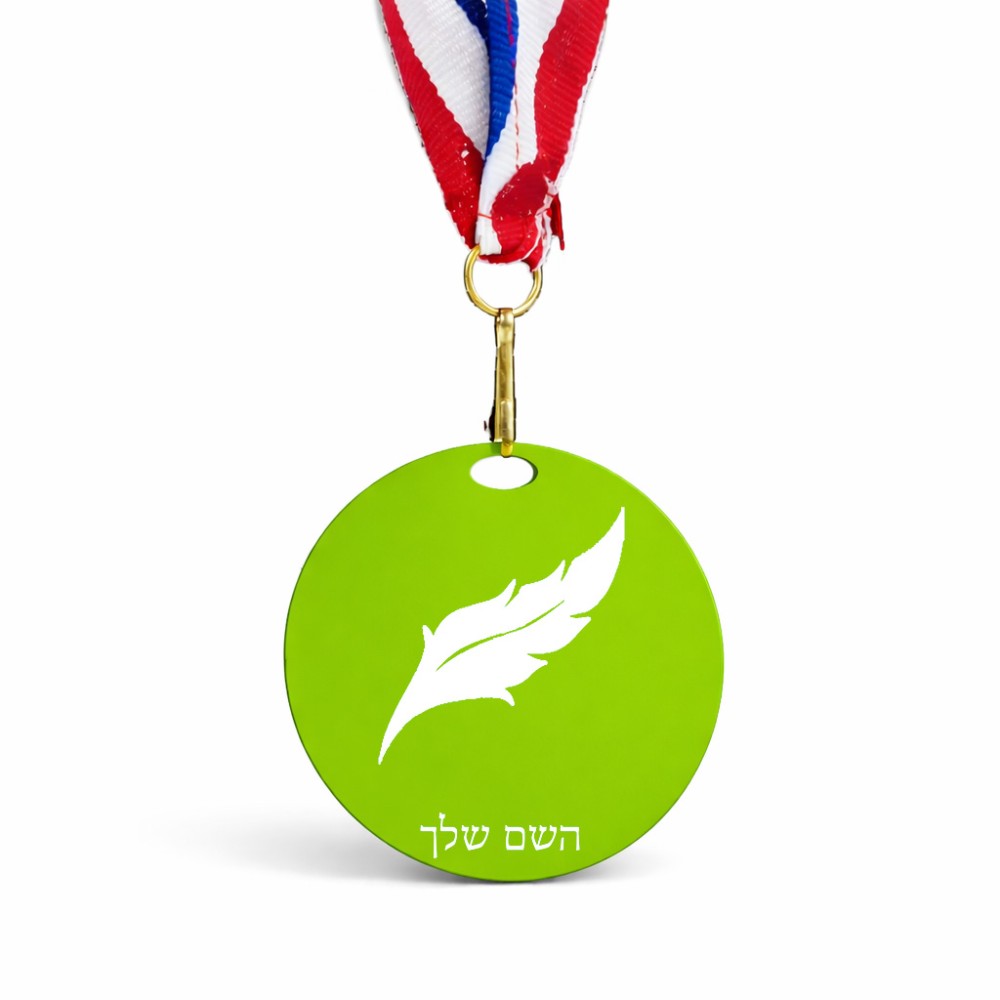 מדליה מעץ בעיצוב אישי עם השם שלך בעיצוב נוצת נוצה גודל 6.5 × 6.5 ס"מ