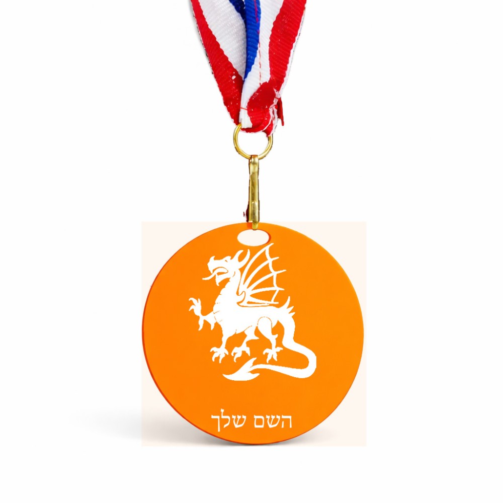 מדליה מעץ בעיצוב אישי עם השם שלך בעיצוב דרקון גודל 6.5 × 6.5 ס"מ