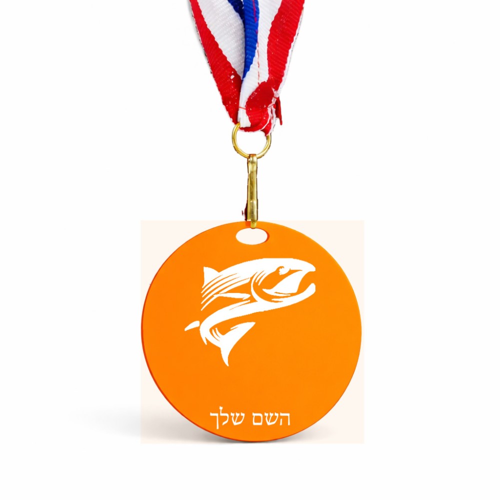 מדליה מעץ בעיצוב אישי עם השם שלך בעיצוב לדוג גודל 6.5 × 6.5 ס"מ