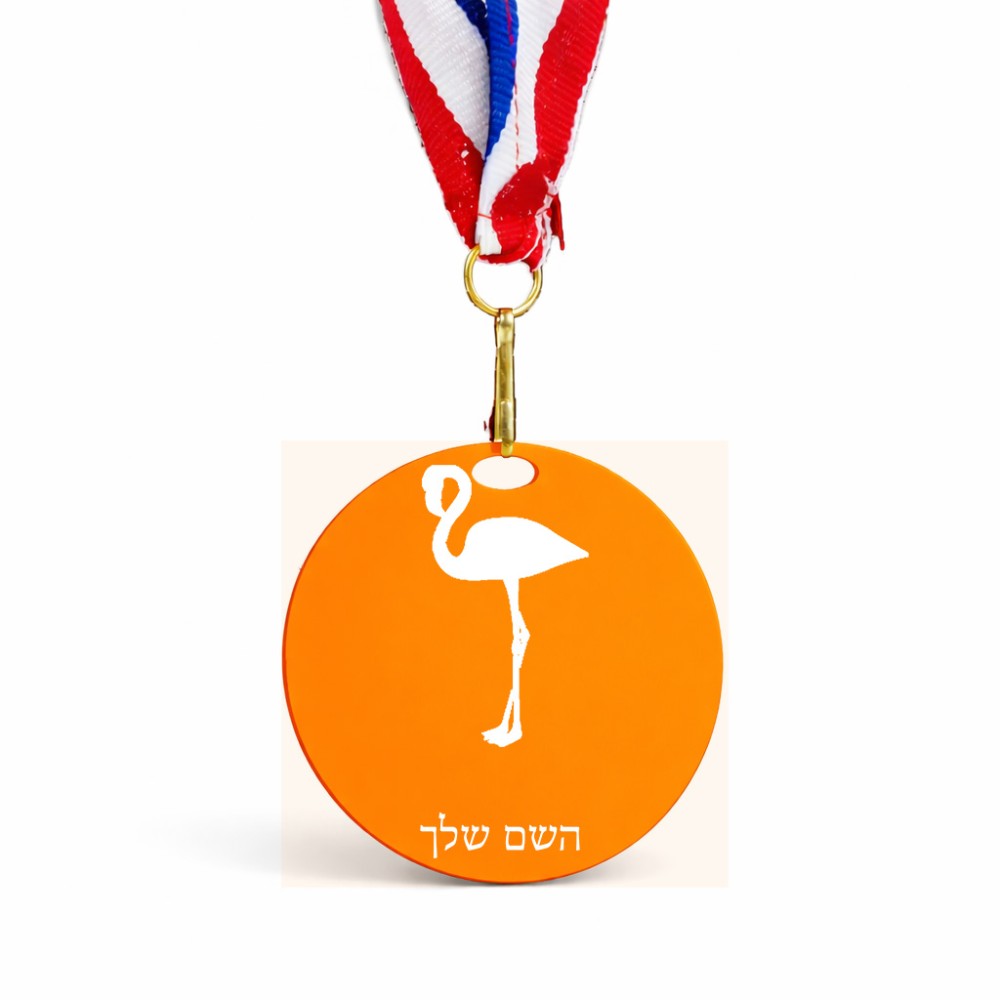 מדליה מעץ בעיצוב אישי עם השם שלך בעיצוב אנפה גודל 6.5 × 6.5 ס"מ