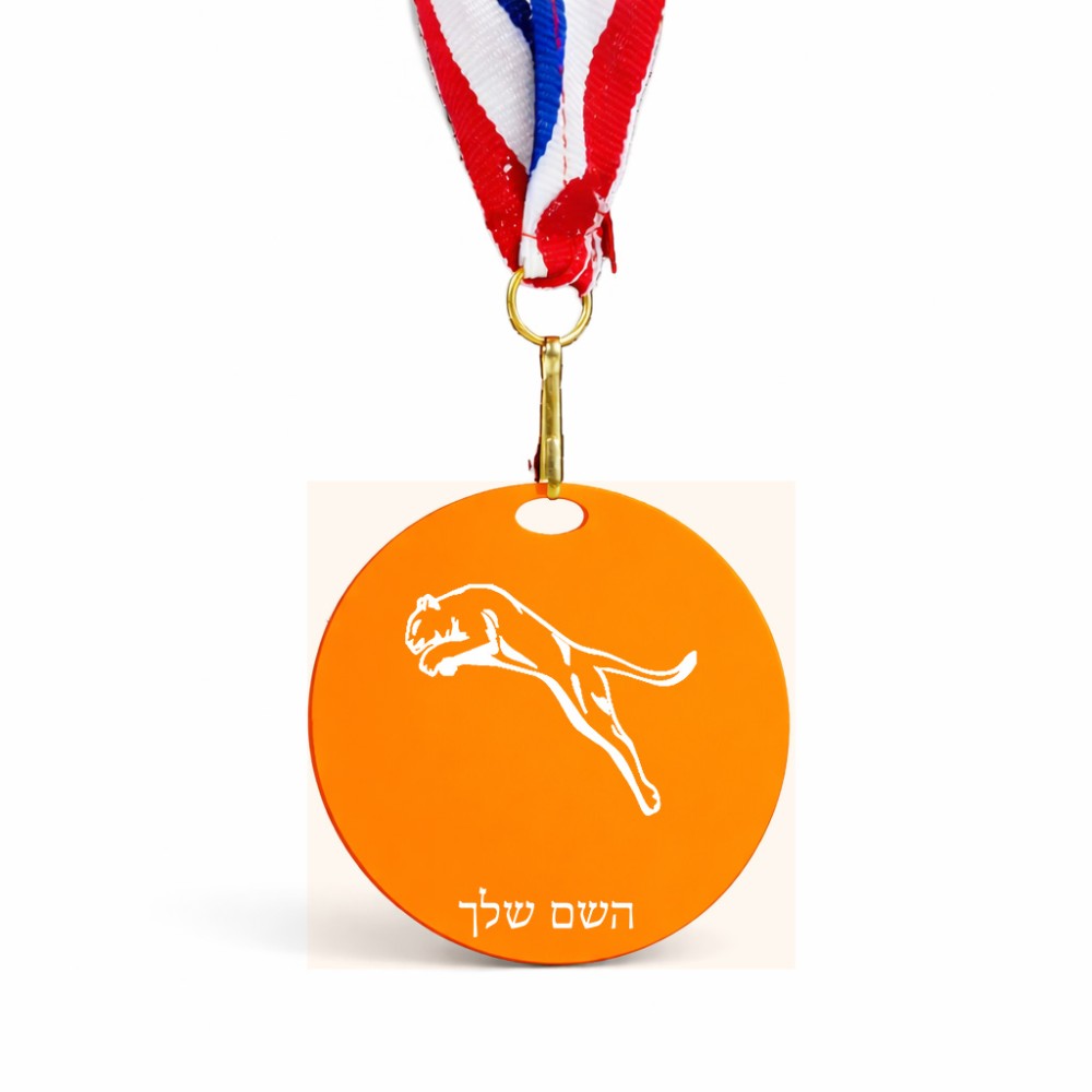 מדליה מעץ בעיצוב אישי עם השם שלך בעיצוב פומה גודל 6.5 × 6.5 ס"מ