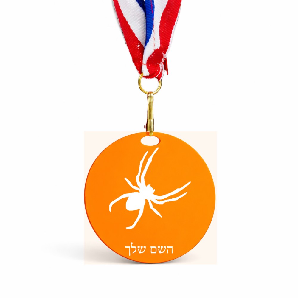 מדליה מעץ בעיצוב אישי עם השם שלך בעיצוב עכביש גודל 6.5 × 6.5 ס"מ