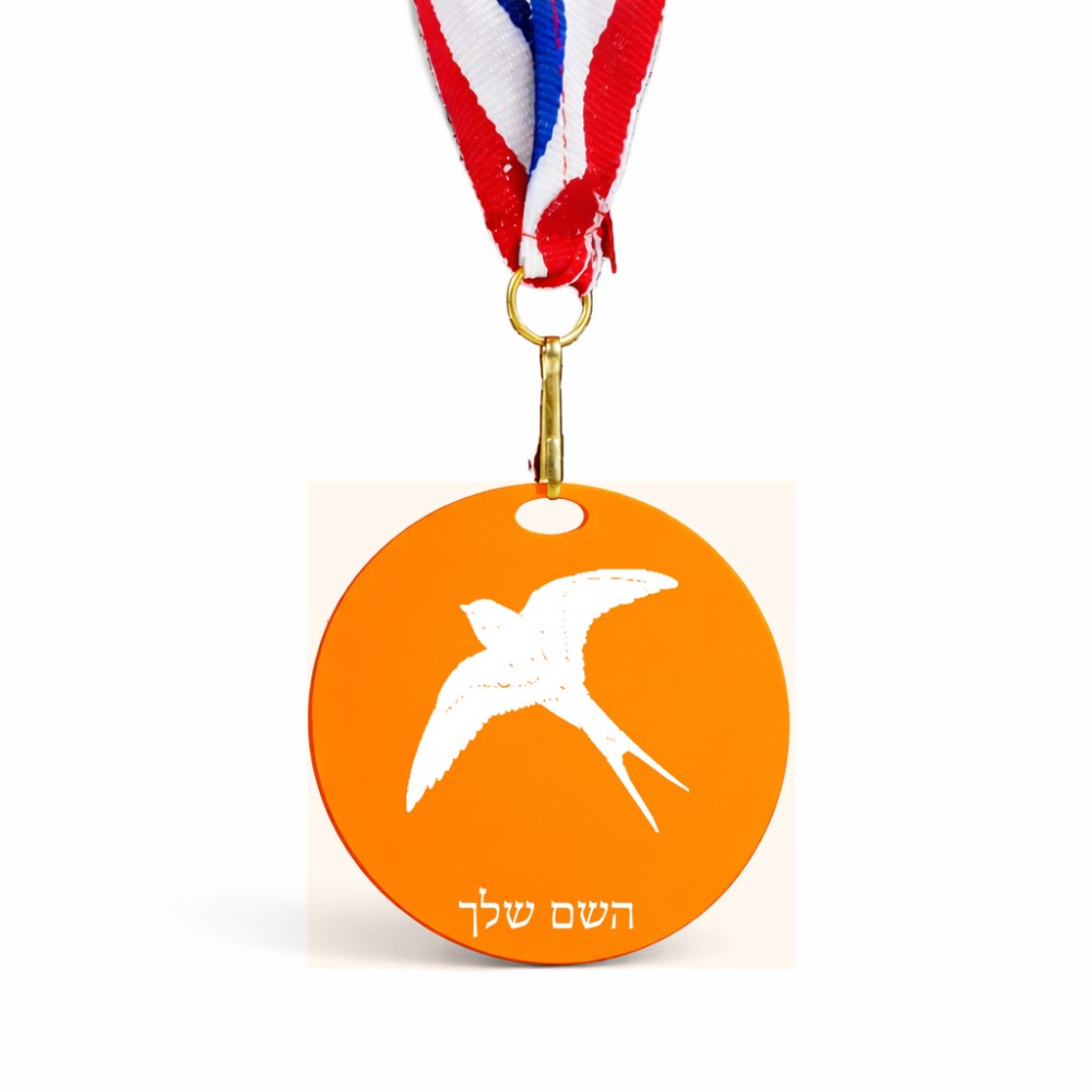 מדליה מעץ בעיצוב אישי עם השם שלך בעיצוב לבלוע גודל 6.5 × 6.5 ס"מ