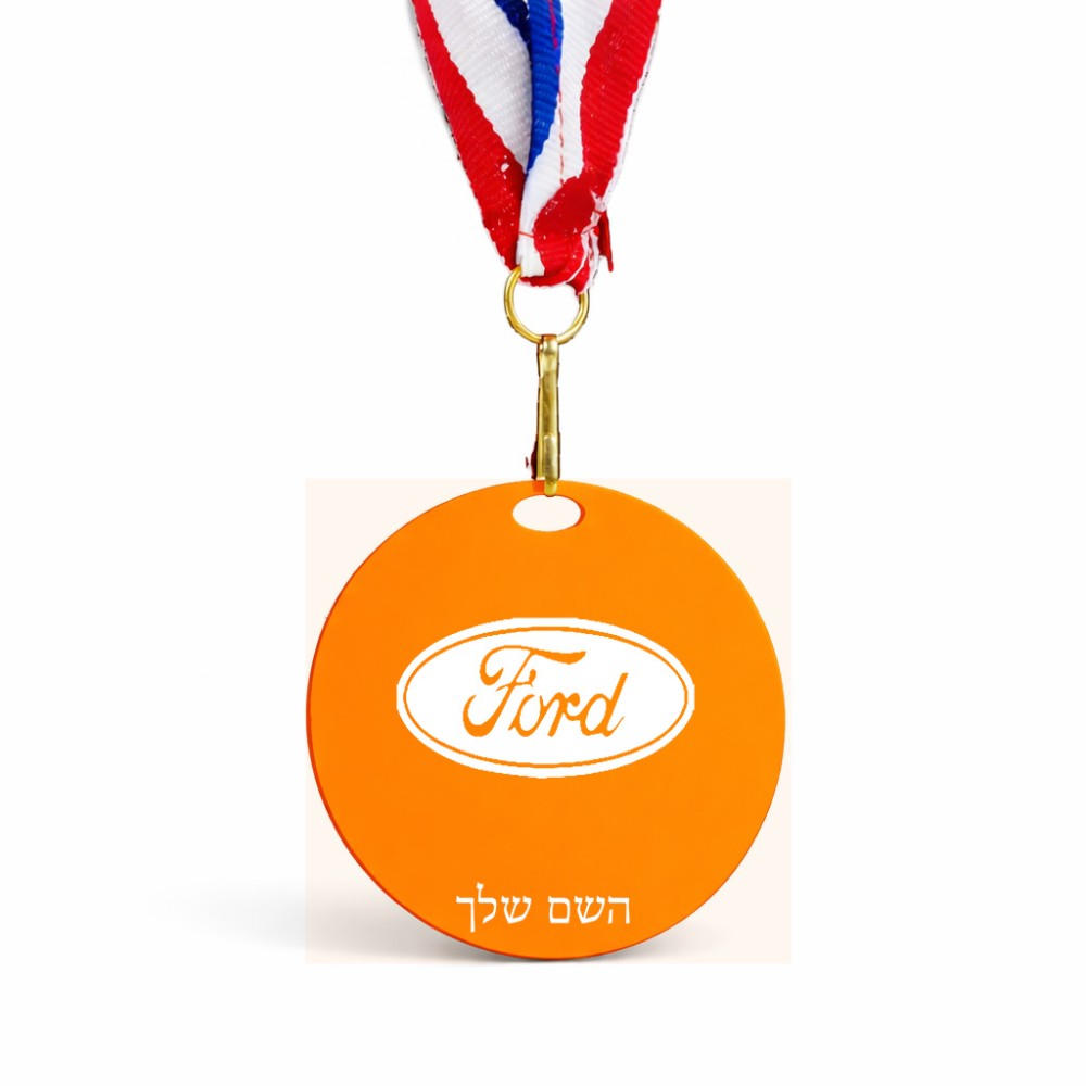 מדליה מעץ בעיצוב אישי עם השם שלך בעיצוב לחצות גודל 6.5 × 6.5 ס"מ