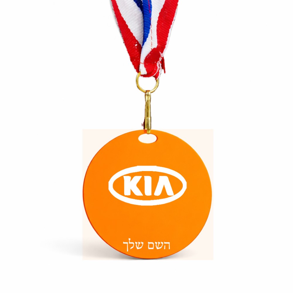 מדליה מעץ בעיצוב אישי עם השם שלך בעיצוב קיה גודל 6.5 × 6.5 ס"מ